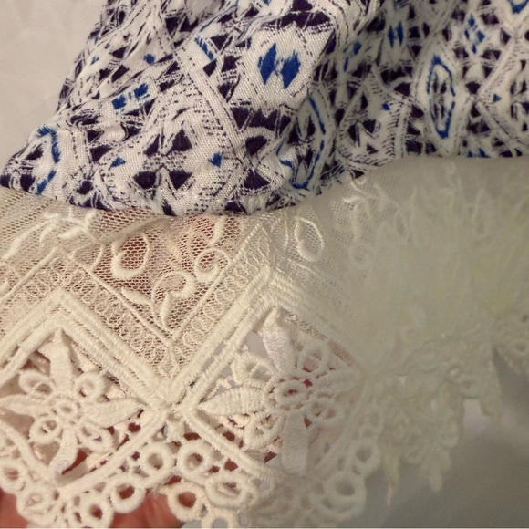 Skies Are Blue Stitch Fix Geometric Print Blouse with Lace Hem new with tags - Picture 5 of 8